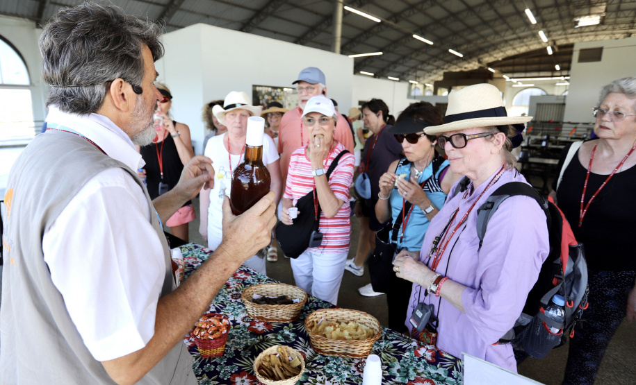 Porto de Paranaguá recebe luxuoso navio e passageiros têm passeios agendados no Litoral