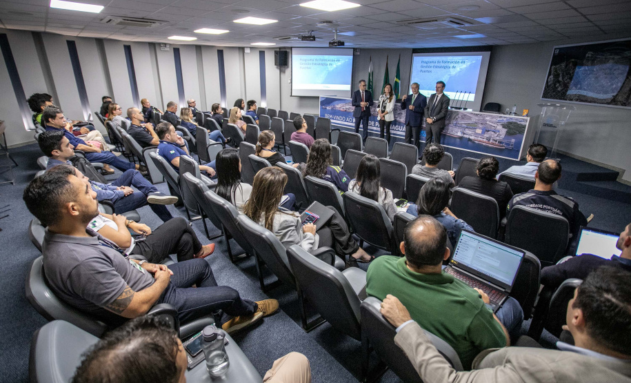 Funcionários da Portos do Paraná participam de curso da Fundacón ValenciaPort