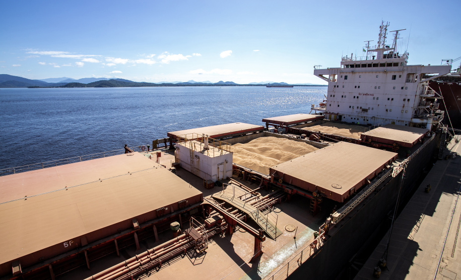 Abril começa com alta expectativa para embarque de granéis para exportação pelo Porto de Paranaguá