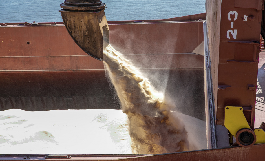 Abril começa com alta expectativa para embarque de granéis para exportação pelo Porto de Paranaguá