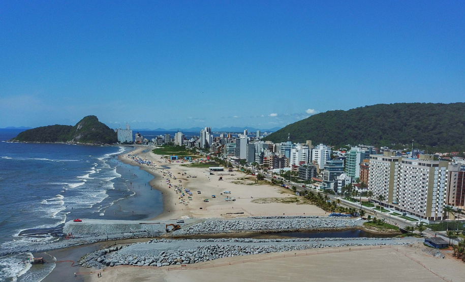 Além da reestruturação da Orla de Matinhos:serviço de esgotamento para a Ilha do Mel, a nova ponte da Ilha de Valadares, construção trapiches, Plano de Manejo da APA de Guaratuba e perto de R$ 300 milhões em licenciamentos: Litoral do Paraná segue como prioridade da gestão Ratinho Junior.