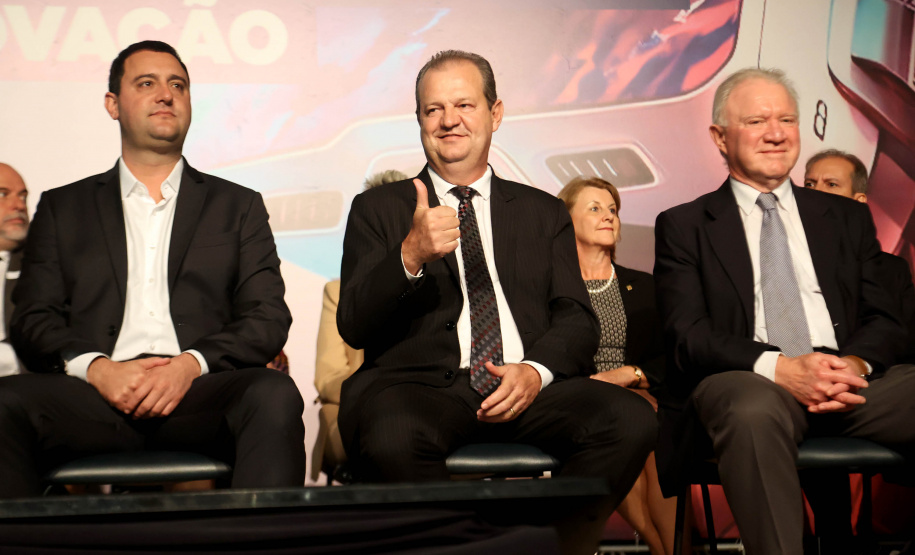 O governador Ratinho Junior assina o decreto para a criação de cinco novos cursos de nível superior na Unioeste, Unicentro e Unespar, entrega 10 ônibus para as atividades de campo das sete universidades estaduais e anuncia a nova edição do programa de Residência Técnica em Inovação, Transformação Digital e E-Gov.