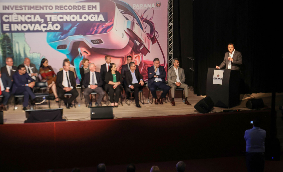 O governador Ratinho Junior assina o decreto para a criação de cinco novos cursos de nível superior na Unioeste, Unicentro e Unespar, entrega 10 ônibus para as atividades de campo das sete universidades estaduais e anuncia a nova edição do programa de Residência Técnica em Inovação, Transformação Digital e E-Gov.