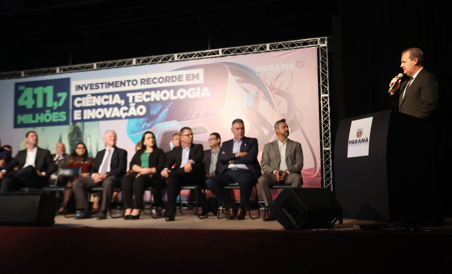 O governador Ratinho Junior assina o decreto para a criação de cinco novos cursos de nível superior na Unioeste, Unicentro e Unespar, entrega 10 ônibus para as atividades de campo das sete universidades estaduais e anuncia a nova edição do programa de Residência Técnica em Inovação, Transformação Digital e E-Gov.