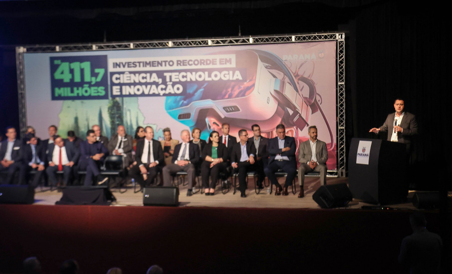 O governador Ratinho Junior assina o decreto para a criação de cinco novos cursos de nível superior na Unioeste, Unicentro e Unespar, entrega 10 ônibus para as atividades de campo das sete universidades estaduais e anuncia a nova edição do programa de Residência Técnica em Inovação, Transformação Digital e E-Gov.