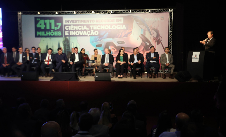 O governador Ratinho Junior assina o decreto para a criação de cinco novos cursos de nível superior na Unioeste, Unicentro e Unespar, entrega 10 ônibus para as atividades de campo das sete universidades estaduais e anuncia a nova edição do programa de Residência Técnica em Inovação, Transformação Digital e E-Gov.