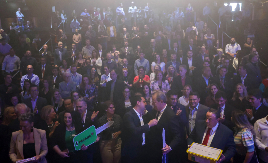 O governador Ratinho Junior assina o decreto para a criação de cinco novos cursos de nível superior na Unioeste, Unicentro e Unespar, entrega 10 ônibus para as atividades de campo das sete universidades estaduais e anuncia a nova edição do programa de Residência Técnica em Inovação, Transformação Digital e E-Gov.