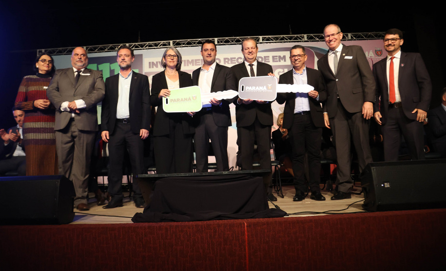 O governador Ratinho Junior assina o decreto para a criação de cinco novos cursos de nível superior na Unioeste, Unicentro e Unespar, entrega 10 ônibus para as atividades de campo das sete universidades estaduais e anuncia a nova edição do programa de Residência Técnica em Inovação, Transformação Digital e E-Gov.