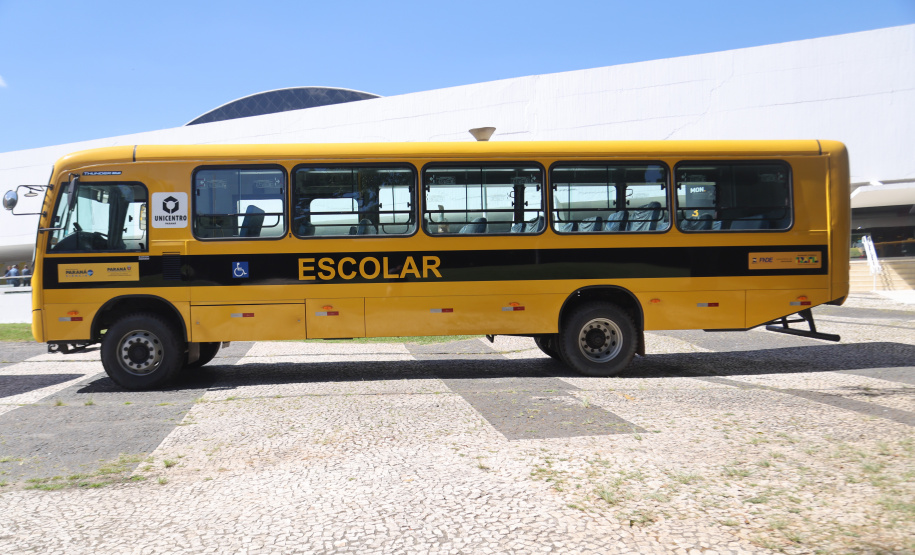 O governador Ratinho Junior assina o decreto para a criação de cinco novos cursos de nível superior na Unioeste, Unicentro e Unespar, entrega 10 ônibus para as atividades de campo das sete universidades estaduais e anuncia a nova edição do programa de Residência Técnica em Inovação, Transformação Digital e E-Gov.
