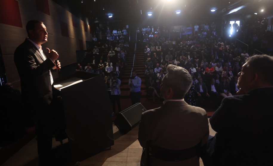 O governador Ratinho Junior assina o decreto para a criação de cinco novos cursos de nível superior na Unioeste, Unicentro e Unespar, entrega 10 ônibus para as atividades de campo das sete universidades estaduais e anuncia a nova edição do programa de Residência Técnica em Inovação, Transformação Digital e E-Gov.