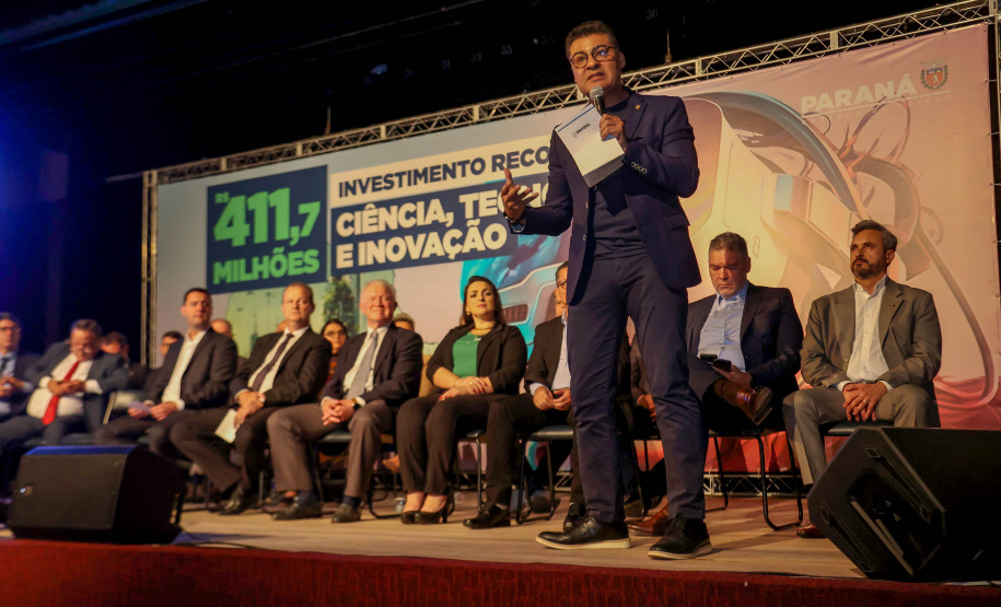 O governador Ratinho Junior assina o decreto para a criação de cinco novos cursos de nível superior na Unioeste, Unicentro e Unespar, entrega 10 ônibus para as atividades de campo das sete universidades estaduais e anuncia a nova edição do programa de Residência Técnica em Inovação, Transformação Digital e E-Gov.