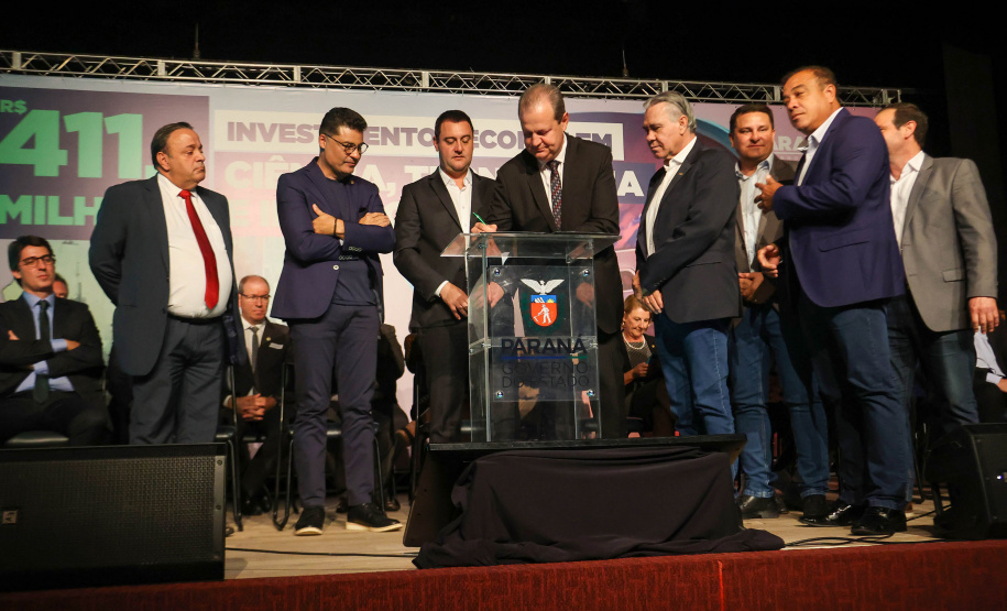 O governador Ratinho Junior assina o decreto para a criação de cinco novos cursos de nível superior na Unioeste, Unicentro e Unespar, entrega 10 ônibus para as atividades de campo das sete universidades estaduais e anuncia a nova edição do programa de Residência Técnica em Inovação, Transformação Digital e E-Gov.