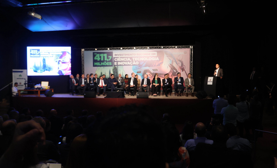 O governador Ratinho Junior assina o decreto para a criação de cinco novos cursos de nível superior na Unioeste, Unicentro e Unespar, entrega 10 ônibus para as atividades de campo das sete universidades estaduais e anuncia a nova edição do programa de Residência Técnica em Inovação, Transformação Digital e E-Gov.