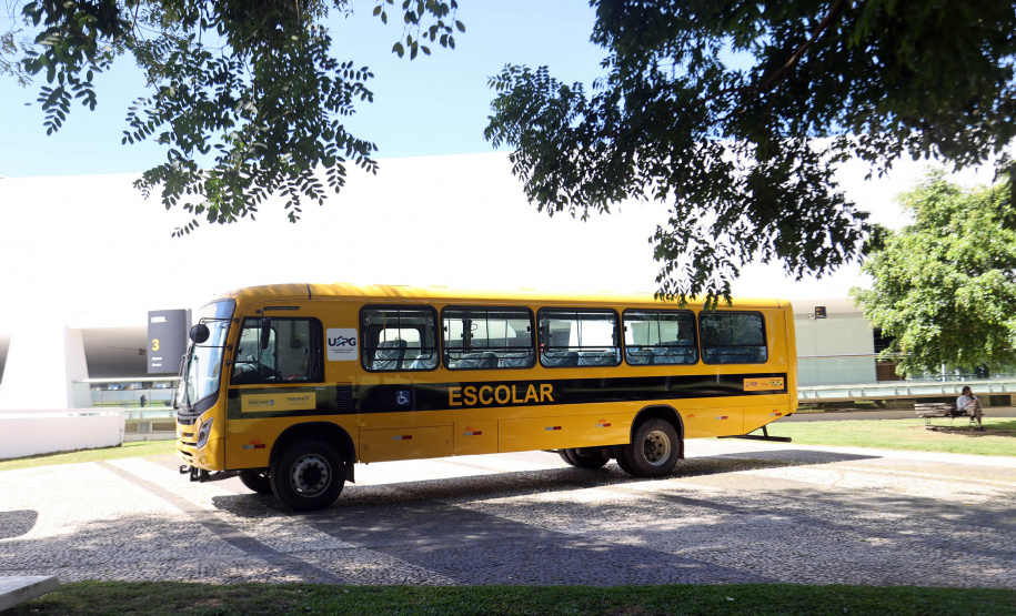 O governador Ratinho Junior assina o decreto para a criação de cinco novos cursos de nível superior na Unioeste, Unicentro e Unespar, entrega 10 ônibus para as atividades de campo das sete universidades estaduais e anuncia a nova edição do programa de Residência Técnica em Inovação, Transformação Digital e E-Gov.
