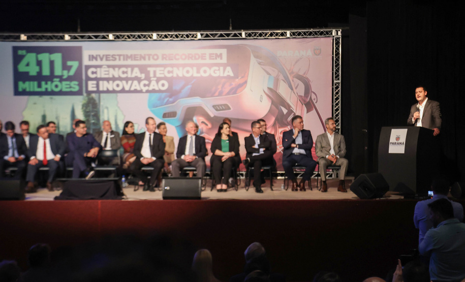 O governador Ratinho Junior assina o decreto para a criação de cinco novos cursos de nível superior na Unioeste, Unicentro e Unespar, entrega 10 ônibus para as atividades de campo das sete universidades estaduais e anuncia a nova edição do programa de Residência Técnica em Inovação, Transformação Digital e E-Gov.