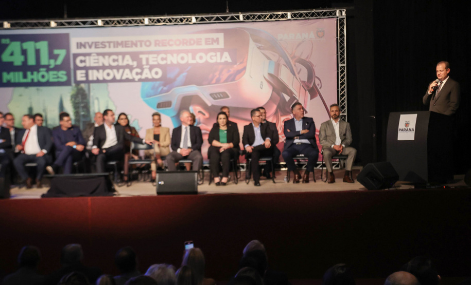 O governador Ratinho Junior assina o decreto para a criação de cinco novos cursos de nível superior na Unioeste, Unicentro e Unespar, entrega 10 ônibus para as atividades de campo das sete universidades estaduais e anuncia a nova edição do programa de Residência Técnica em Inovação, Transformação Digital e E-Gov.