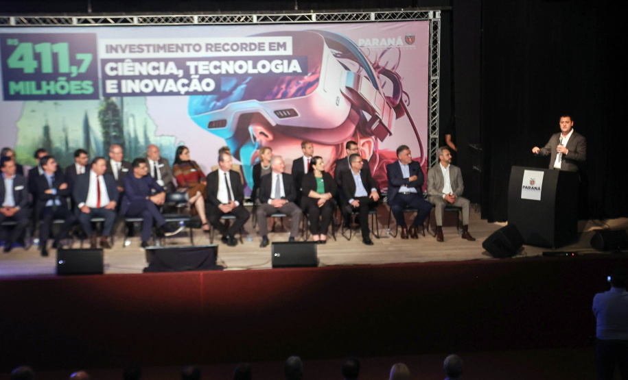 O governador Ratinho Junior assina o decreto para a criação de cinco novos cursos de nível superior na Unioeste, Unicentro e Unespar, entrega 10 ônibus para as atividades de campo das sete universidades estaduais e anuncia a nova edição do programa de Residência Técnica em Inovação, Transformação Digital e E-Gov.