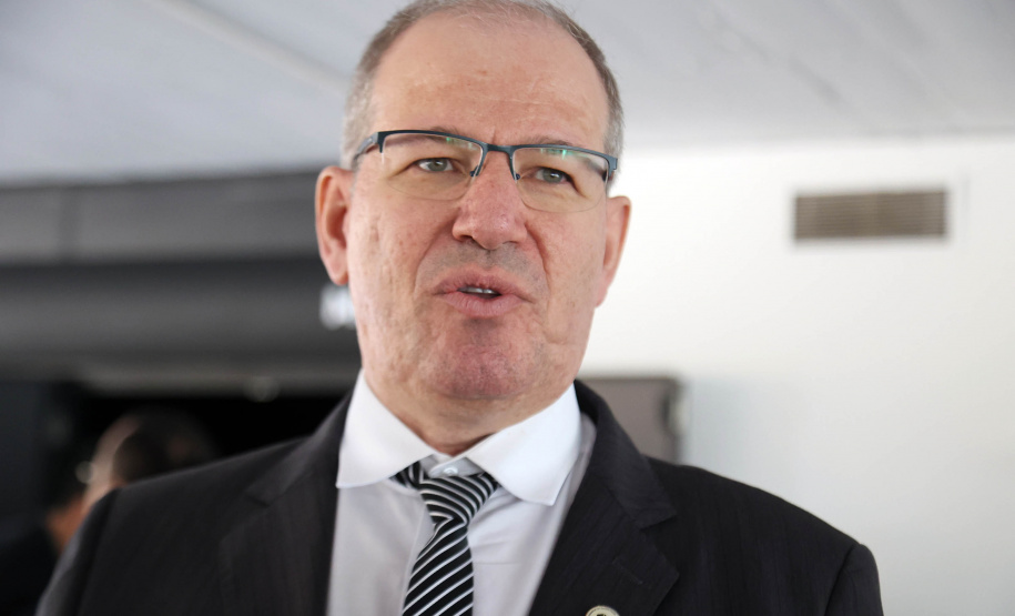 O governador Ratinho Junior assina o decreto para a criação de cinco novos cursos de nível superior na Unioeste, Unicentro e Unespar, entrega 10 ônibus para as atividades de campo das sete universidades estaduais e anuncia a nova edição do programa de Residência Técnica em Inovação, Transformação Digital e E-Gov.