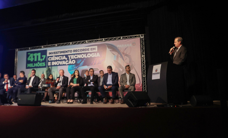 O governador Ratinho Junior assina o decreto para a criação de cinco novos cursos de nível superior na Unioeste, Unicentro e Unespar, entrega 10 ônibus para as atividades de campo das sete universidades estaduais e anuncia a nova edição do programa de Residência Técnica em Inovação, Transformação Digital e E-Gov.