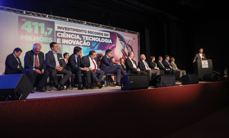 O governador Ratinho Junior assina o decreto para a criação de cinco novos cursos de nível superior na Unioeste, Unicentro e Unespar, entrega 10 ônibus para as atividades de campo das sete universidades estaduais e anuncia a nova edição do programa de Residência Técnica em Inovação, Transformação Digital e E-Gov.