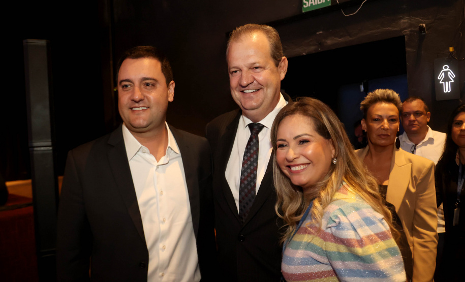 O governador Ratinho Junior assina o decreto para a criação de cinco novos cursos de nível superior na Unioeste, Unicentro e Unespar, entrega 10 ônibus para as atividades de campo das sete universidades estaduais e anuncia a nova edição do programa de Residência Técnica em Inovação, Transformação Digital e E-Gov.