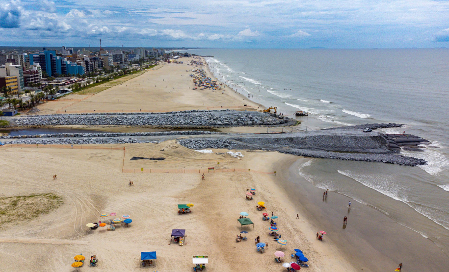 Além da reestruturação da Orla de Matinhos:serviço de esgotamento para a Ilha do Mel, a nova ponte da Ilha de Valadares, construção trapiches, Plano de Manejo da APA de Guaratuba e perto de R$ 300 milhões em licenciamentos: Litoral do Paraná segue como prioridade da gestão Ratinho Junior.