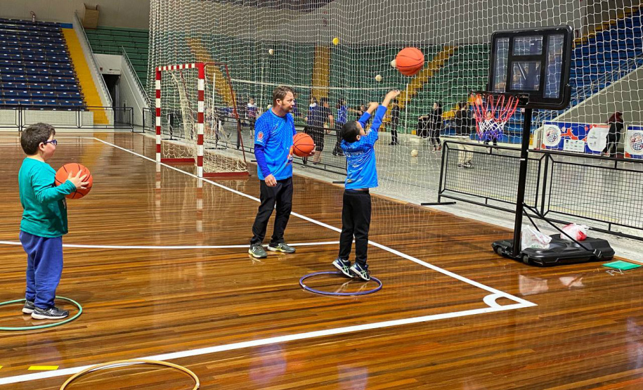 Ginásio do Tarumã oferece atividades de iniciação esportiva gratuitas para crianças e adolescentes