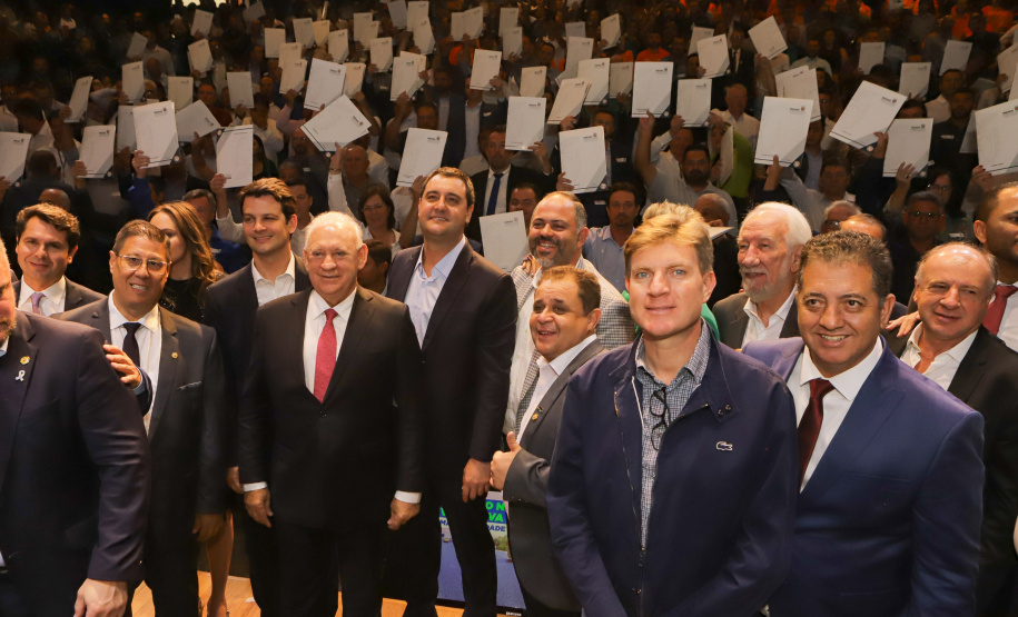 O governador Carlos Massa Ratinho Junior lançou nesta terça-feira (04) o programa Asfalto Novo, Vida Nova, que vai destinar R$ 500 milhões para a melhoria da infraestrutura urbana dos 160 municípios paranaenses que têm até 7 mil habitantes.