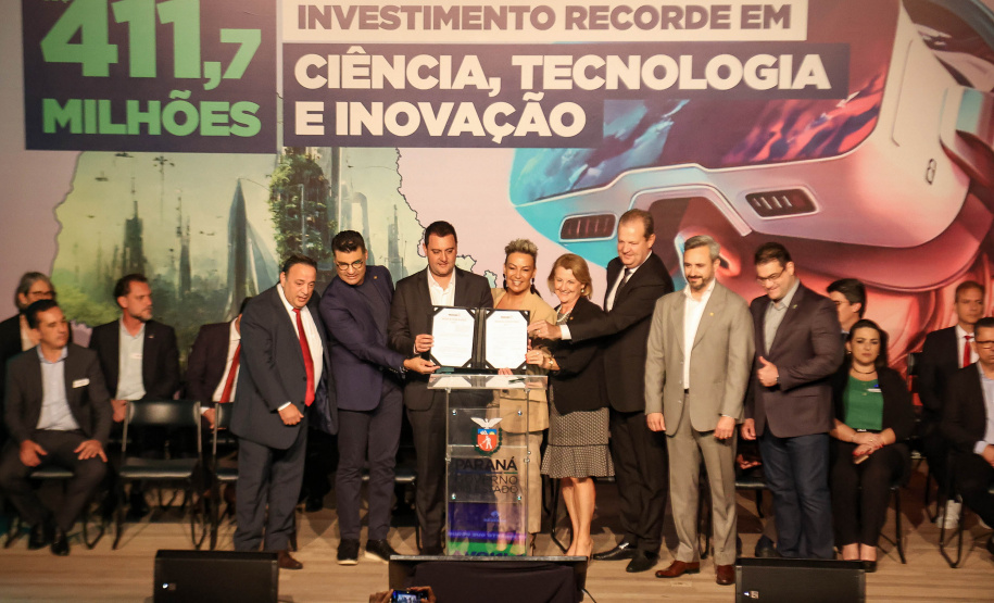 O governador Carlos Massa Ratinho Júnior assinou nesta terça-feira (11), no Museu Oscar Niemeyer, os decretos estaduais que regulamentam a Lei de Inovação do Paraná (Lei nº 20.541/2021) e o Fundo de Inovação das Microempresas e Empresas de Pequeno Porte do Paraná (FIME/PR).