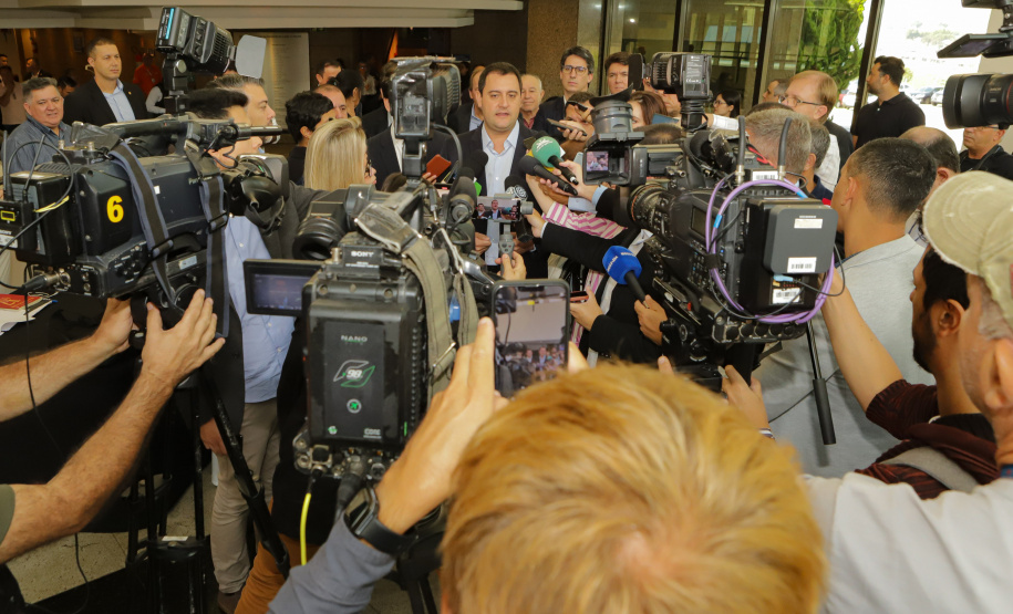 Curitiba, 04 de março de 2023 - O governador Carlos Massa Ratinho Junior, ao lado dos deputados estaduais, anunciou investimento R$ 500 milhões para a pavimentação asfáltica em cidades com até até 7 mil habitantes.