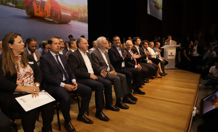 Curitiba, 04 de março de 2023 - O governador Carlos Massa Ratinho Junior, ao lado dos deputados estaduais, anunciou investimento R$ 500 milhões para a pavimentação asfáltica em cidades com até até 7 mil habitantes.