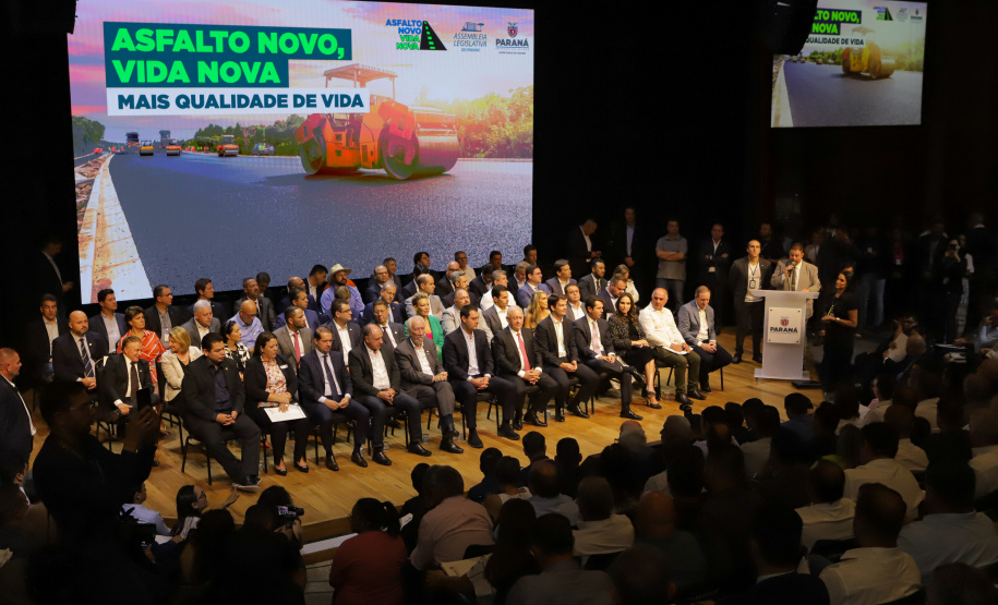Curitiba, 04 de março de 2023 - O governador Carlos Massa Ratinho Junior, ao lado dos deputados estaduais, anunciou investimento R$ 500 milhões para a pavimentação asfáltica em cidades com até até 7 mil habitantes.