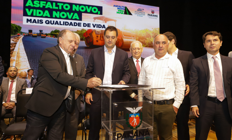 Curitiba, 04 de março de 2023 - O governador Carlos Massa Ratinho Junior, ao lado dos deputados estaduais, anunciou investimento R$ 500 milhões para a pavimentação asfáltica em cidades com até até 7 mil habitantes.