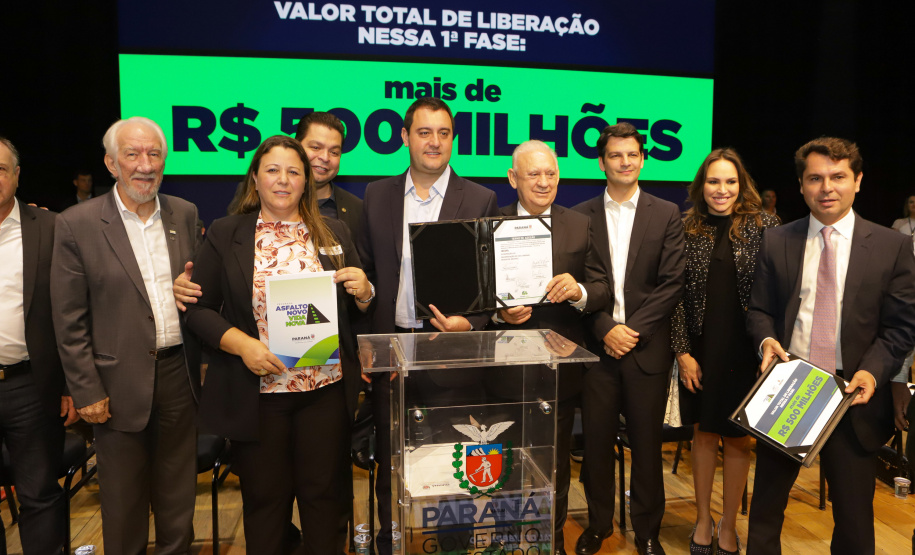 Curitiba, 04 de março de 2023 - O governador Carlos Massa Ratinho Junior, ao lado dos deputados estaduais, anunciou investimento R$ 500 milhões para a pavimentação asfáltica em cidades com até até 7 mil habitantes.