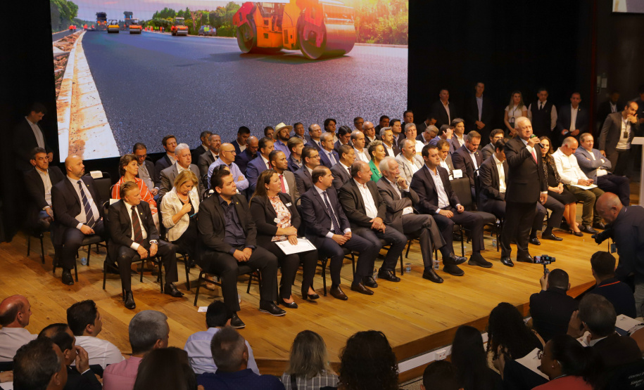 Curitiba, 04 de março de 2023 - O governador Carlos Massa Ratinho Junior, ao lado dos deputados estaduais, anunciou investimento R$ 500 milhões para a pavimentação asfáltica em cidades com até até 7 mil habitantes.