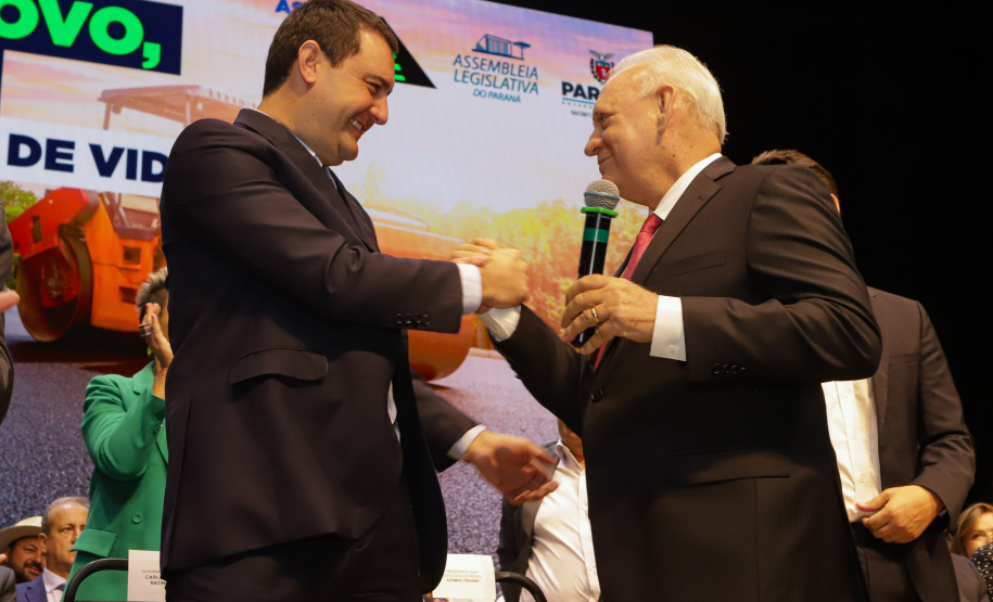Curitiba, 04 de março de 2023 - O governador Carlos Massa Ratinho Junior, ao lado dos deputados estaduais, anunciou investimento R$ 500 milhões para a pavimentação asfáltica em cidades com até até 7 mil habitantes.