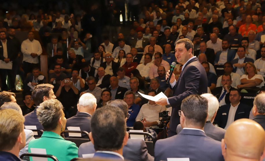 Curitiba, 04 de março de 2023 - O governador Carlos Massa Ratinho Junior, ao lado dos deputados estaduais, anunciou investimento R$ 500 milhões para a pavimentação asfáltica em cidades com até até 7 mil habitantes.