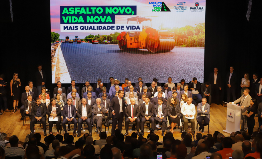 Curitiba, 04 de março de 2023 - O governador Carlos Massa Ratinho Junior, ao lado dos deputados estaduais, anunciou investimento R$ 500 milhões para a pavimentação asfáltica em cidades com até até 7 mil habitantes.