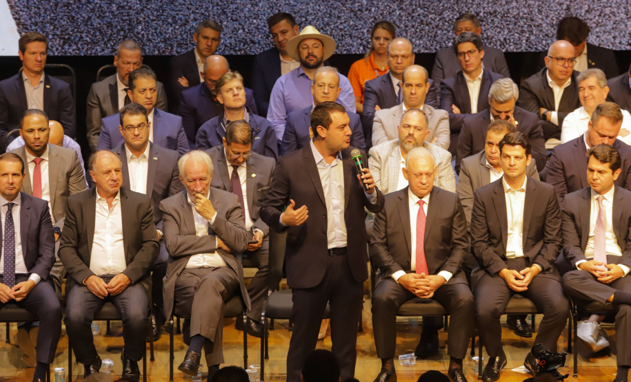 Curitiba, 04 de março de 2023 - O governador Carlos Massa Ratinho Junior, ao lado dos deputados estaduais, anunciou investimento R$ 500 milhões para a pavimentação asfáltica em cidades com até até 7 mil habitantes.