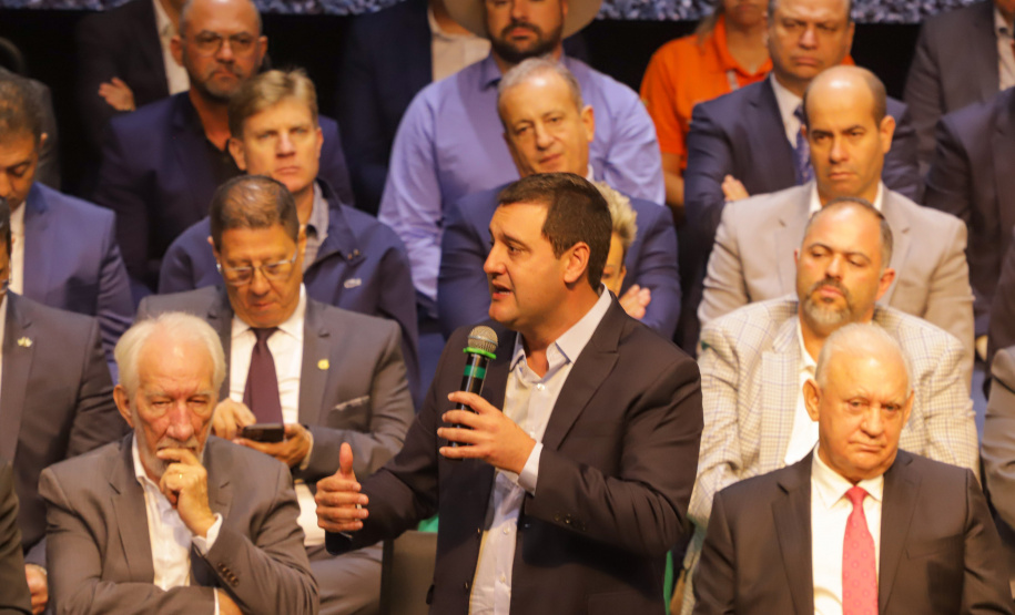 Curitiba, 04 de março de 2023 - O governador Carlos Massa Ratinho Junior, ao lado dos deputados estaduais, anunciou investimento R$ 500 milhões para a pavimentação asfáltica em cidades com até até 7 mil habitantes.