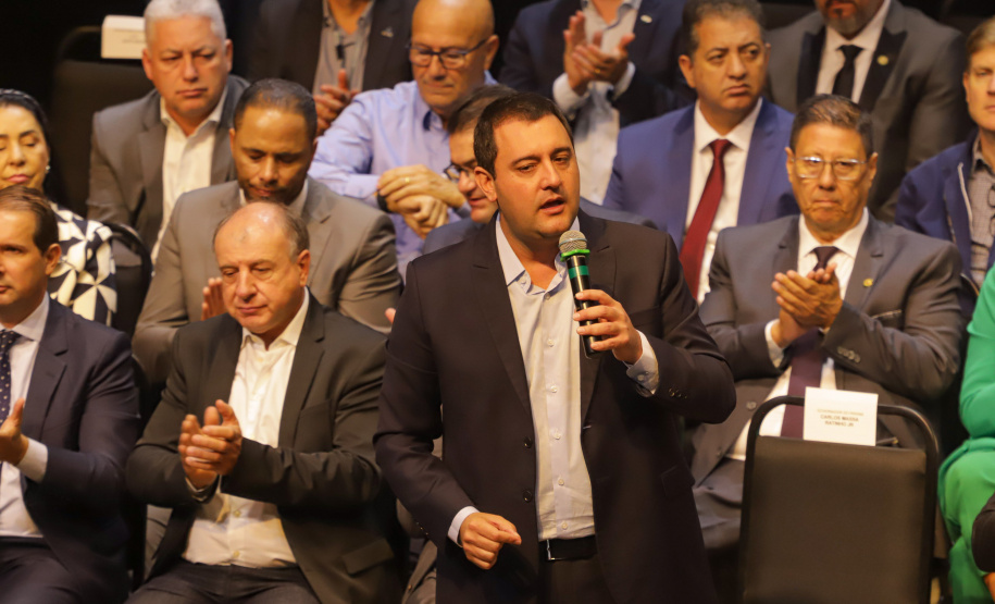 Curitiba, 04 de março de 2023 - O governador Carlos Massa Ratinho Junior, ao lado dos deputados estaduais, anunciou investimento R$ 500 milhões para a pavimentação asfáltica em cidades com até até 7 mil habitantes.