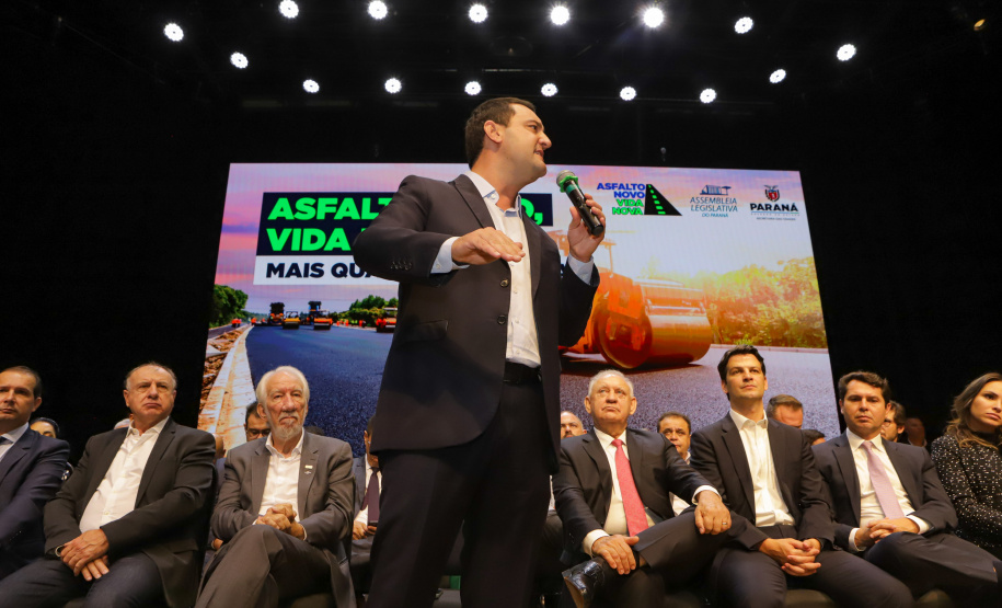 Curitiba, 04 de março de 2023 - O governador Carlos Massa Ratinho Junior, ao lado dos deputados estaduais, anunciou investimento R$ 500 milhões para a pavimentação asfáltica em cidades com até até 7 mil habitantes.