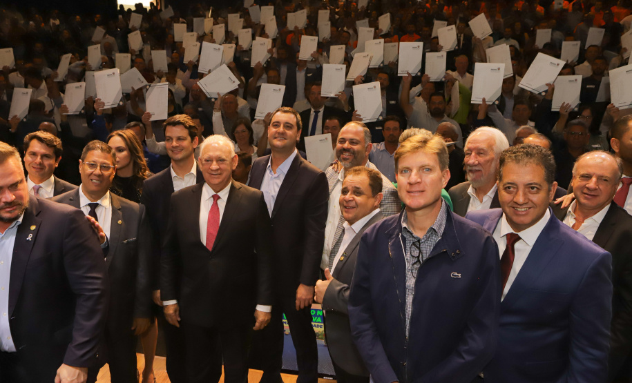 Curitiba, 04 de março de 2023 - O governador Carlos Massa Ratinho Junior, ao lado dos deputados estaduais, anunciou investimento R$ 500 milhões para a pavimentação asfáltica em cidades com até até 7 mil habitantes.