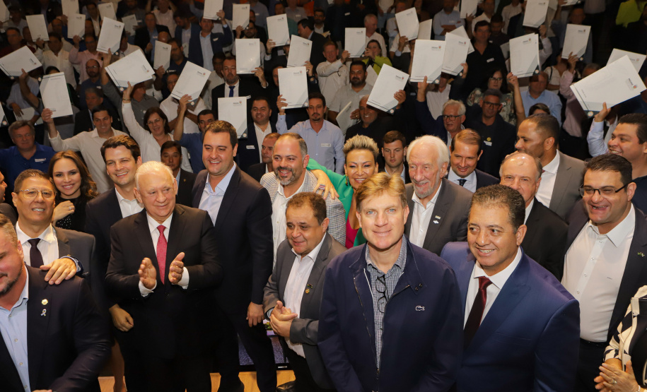 Curitiba, 04 de março de 2023 - O governador Carlos Massa Ratinho Junior, ao lado dos deputados estaduais, anunciou investimento R$ 500 milhões para a pavimentação asfáltica em cidades com até até 7 mil habitantes.