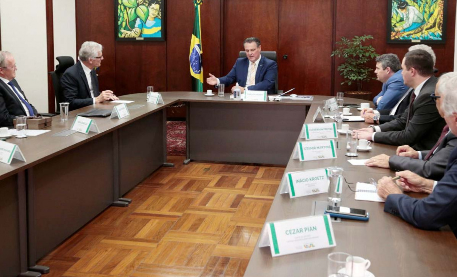 Em reunião com Ministro, comitiva paranaense defende políticas para o agronegócio