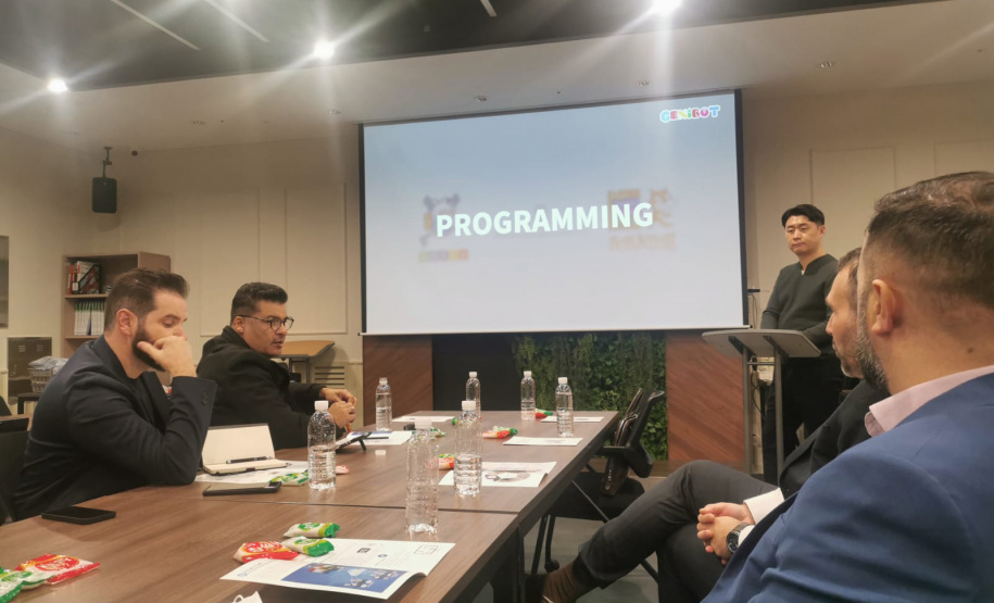 Na Coreia do Sul, secretário da Educação conhece tecnologias educacionais e soluções para o ensino profissionalizante