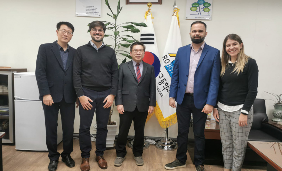 Na Coreia do Sul, secretário da Educação conhece tecnologias educacionais e soluções para o ensino profissionalizante