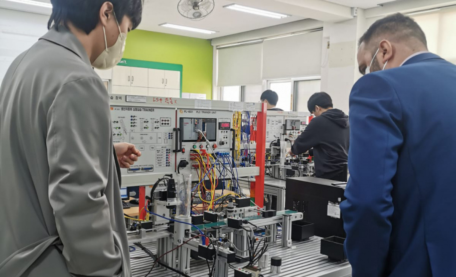 Na Coreia do Sul, secretário da Educação conhece tecnologias educacionais e soluções para o ensino profissionalizante