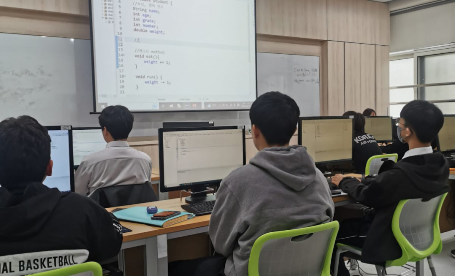 Na Coreia do Sul, secretário da Educação conhece tecnologias educacionais e soluções para o ensino profissionalizante