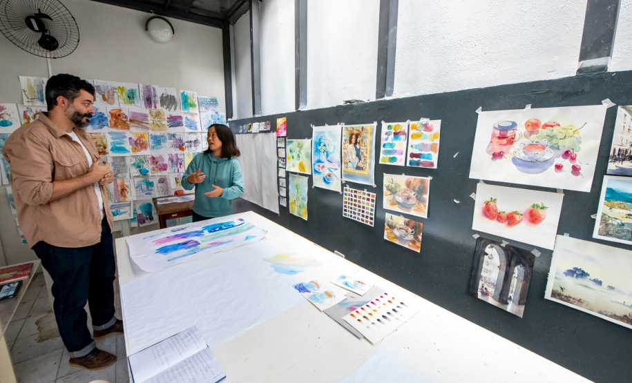 Arte sem fronteiras: aquarelista japonesa assume residência artística no Museu Alfredo Andersen